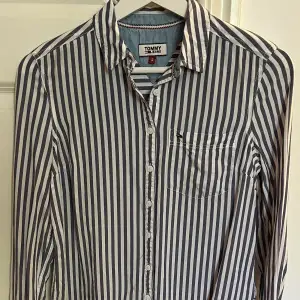 Jättefin skjorta från Tommy hillfiger, Köpt här på plick⚡️ Skulle säga att den sitter mer som en xs än s.
