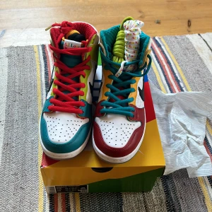 Sd dunk all love no hate  - Sd dunk all love no hate Stl 42  Box  Helt nya  Frakt tillkommer 