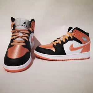 Air Jordan 1 Mid Root Brown - Helt nya, aldrig använda, storlek 37,5. Nypris 1999 kr. Kvitto finns.