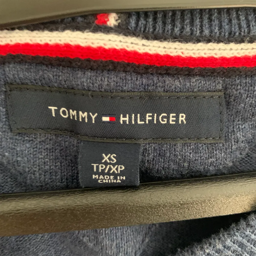 Blå tröja från Tommy Hilfiger. . Tröjor & Koftor.