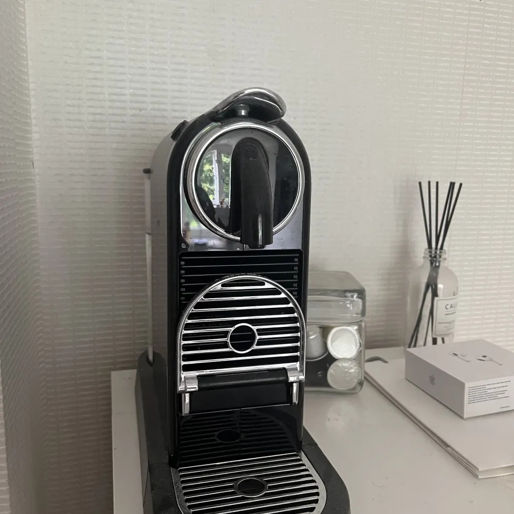 Säljer denna svarta Nespresso maskin. Välldigt bra skick och inköpt december 2021. Skickar även med kapslar. . Övrigt.