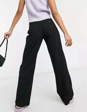 Kostymbyxor - Kostymbyxor från Bershka i storlek 32. Aldrig använda förut, endast provade. Köptes något år sedan för 299kr. Ifall du har några frågor eller behöver fler bilder är det bara att skriva. (: