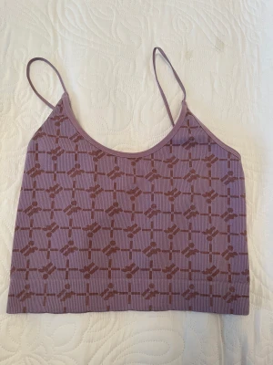 Lila linne - Knappt använt linne fårn urban outfitters. Rensar garderoben så kolla in mitt konto för fler billiga kläder. Skriv privat för fler bilder