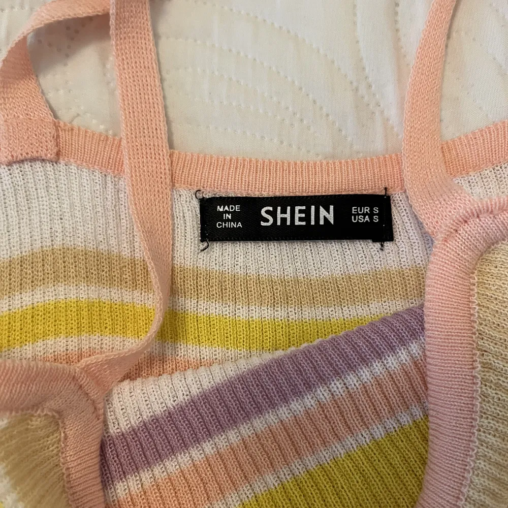 Jättegulligt linne från shein som har en liten fläck (se sista bilden). Rensar garderoben så kolla in mitt konto för fler billiga kläder. Skriv privat för fler bilder. Toppar.