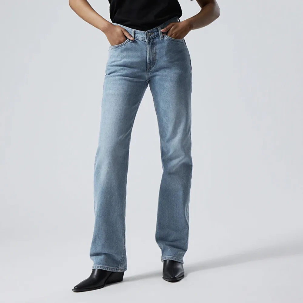 Super snygga jeans i modellen twig, de sitter så fint på kroppen. Aldrig använt och har inga defekter, de är så gott som nya. Sitter bra i längden på mig som är runt 170cm. . Jeans & Byxor.