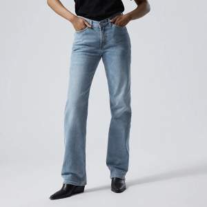 Super snygga jeans i modellen twig, de sitter så fint på kroppen. Aldrig använt och har inga defekter, de är så gott som nya. Sitter bra i längden på mig som är runt 170cm. 