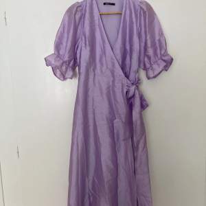 Oerhört fin lila klänning från Gina Tricot. Aldrig använd 🌺   Nypris: 499:-   Välkommen att höra av dig vid frågor! 