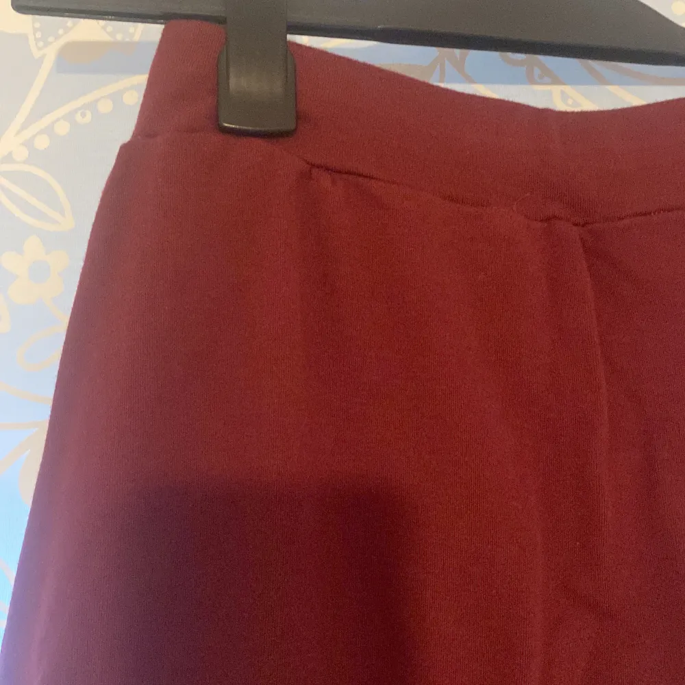 Oanvänd röd kjol säljer den för 49kr Priset går att diskuteras . Kjolar.