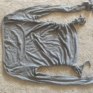 Grå tröja - Grå långärmad tröja med snörning på båda sidor ,  från shein 