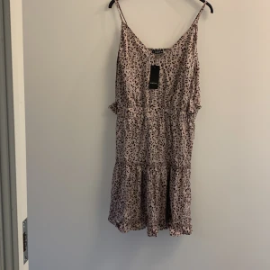 Tunn klänning - Helt nu med lappar kvar. För stor för mig . 3xL