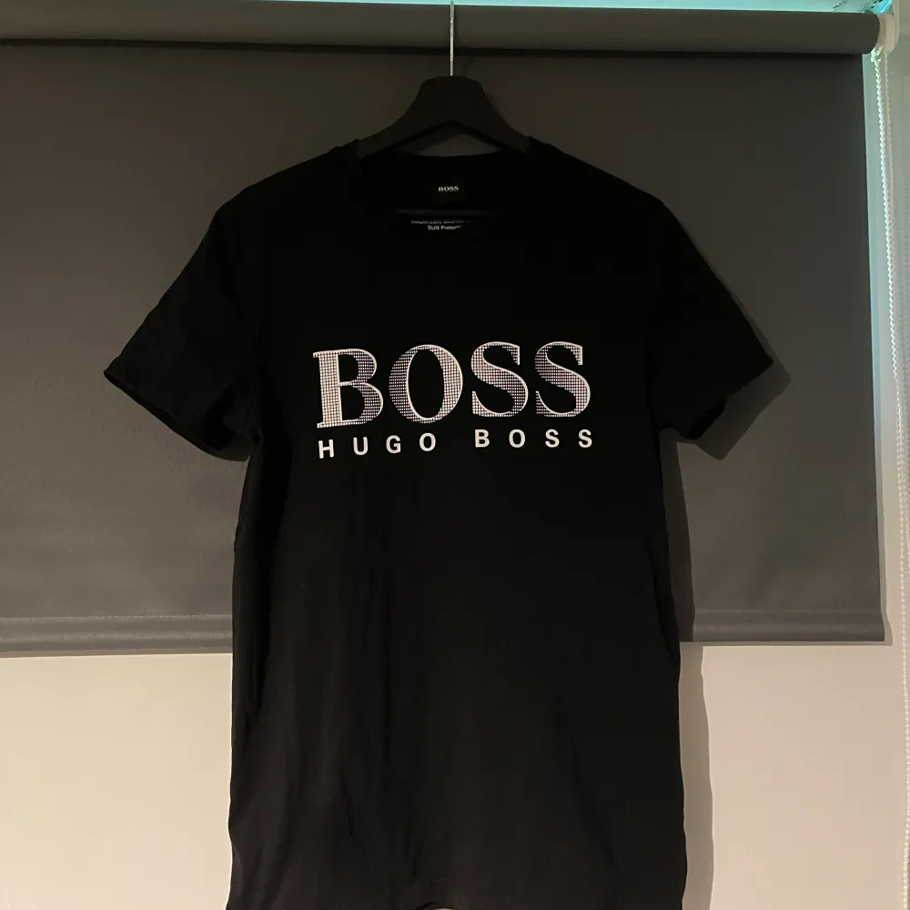 Hugo boss T shirt i storlek small  Använd 1 gång . T-shirts.