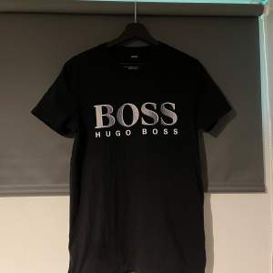 Hugo boss T shirt i storlek small  Använd 1 gång 