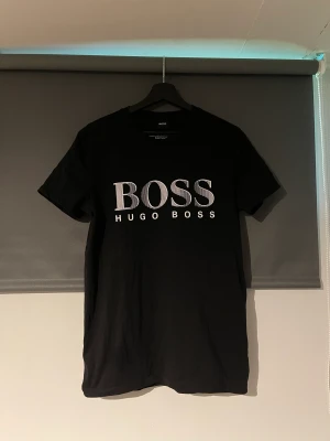 Hugo boss T shirt  - Hugo boss T shirt i storlek small  Använd 1 gång 