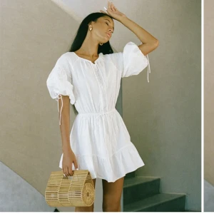 Sabo skirt klänning - Säljer min Sabo Skirt Anouk dress i vit.  Endast använd vid ett tillfälle så den är som ny. 🤍Säljer då den inte kommer till användning. Storlek S/8. Passar en xs-s. 