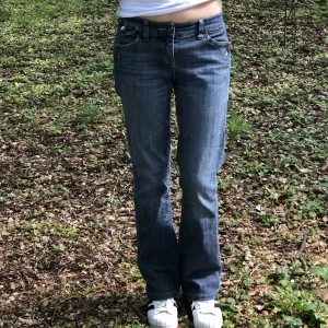 Jeans - Lågmidjade bootcutjeans med glittertryck på ena bakfickan. Är i bra skick. Fråga om mått❤️