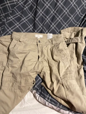 Beiga cargo byxor - Jättefina cargo byxor men börjar tyvärr bli för små för mig, dom är i jättebra skick och bra kvalitet 