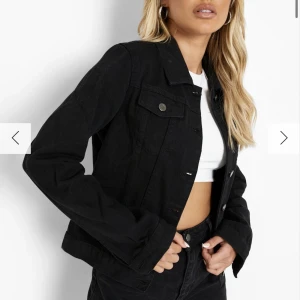 Jeansjacka - Svart jeansjacka. Nyskick. Storlek 36 men funkar för 34. Inköpspris: 349kr