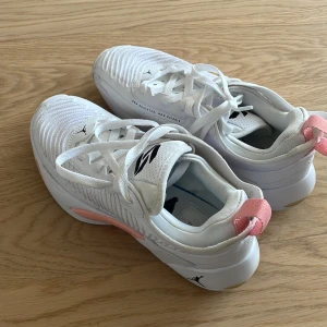 Jordan basketsko - Endast provade. Helt nya i skick. Nypris 899kr