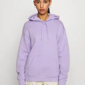 Lila hoddie från Monki som tyvärr inte kommer till användning längre. Använd 3ggr. Storlek XS men oversized!