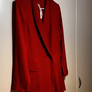 Zara klänning  - Nytt zara klänning, behöver bara tvätt, gärna att skicka mer bilder 