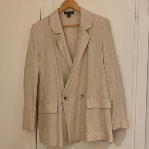 Beige linnekavaj - Beige kavaj i linne/viskos-blandning. Använd en gång. 