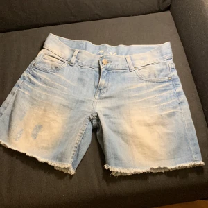Jeans shorts  - Mjuka och snyggt slitna 