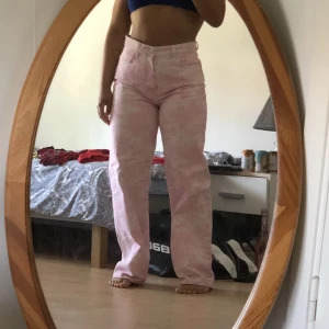 Zara Jeans - Säljer dessa jätte snygga Zara jeans som tyvärr inte kommer till användning. Har använt de ett få antal gånger bara. De är rosa/vita. Långa på mig som är 163