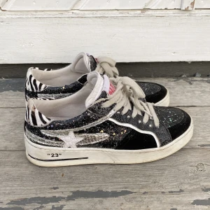 Golden goose liknande skor - Supersnygga skor i fint skick. Köpta i Frankrike. Är storlek 37 men passar mig som alltid har storlek 38. Pris kan diskuteras vid snabb affär. 