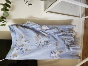 Super fin ljusblå kjol med blomprint strl xs - Säljer en Super fin ljusblå kjol med blomprint från veromoda i strl xs kjolen är använd vid 1 tillfälle  endast 150:-