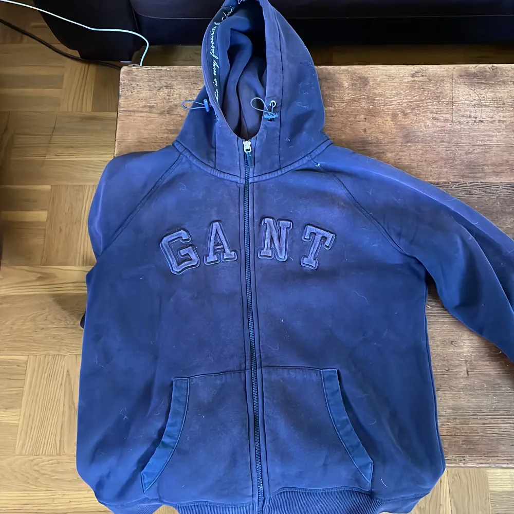 En Gant zip up tröja som är marinblå och storlek L men den är rätt liten i storleken kan tänka mig att nån med S eller M skulle passa i den. . Hoodies.