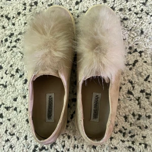 Steve madden skor - Så fina och unika steeve madden sneakers - älskar färgen men behöver göra plats i garderoben. Skorna är använda men  i bra skick förutom en fläck på vänster fot❤️