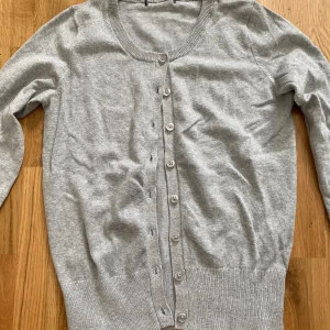 Finstickad kofta beige - Finstickad kofta beige från H&M (bara lappen som är avklippta) ❤️använd Max tre gånger - så himla skön och perfekt basplagg 