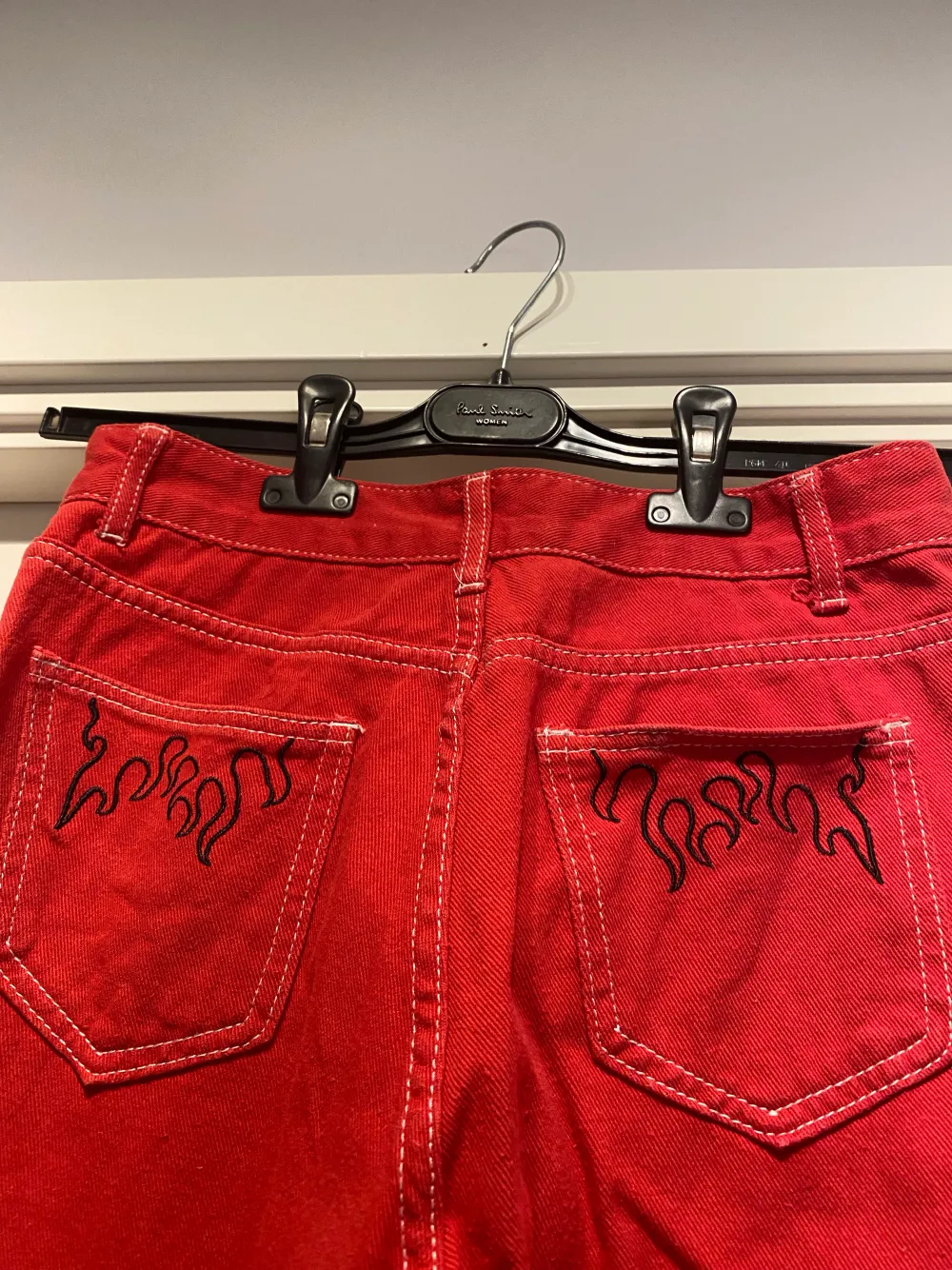 Sköna jeans som jag köpte secondhand för 100kr och har använt ungefär 3 gånger. Är ganska oversized och passar en S i midjan. . Farkut & Housut.