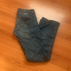 Jeans - Nu säljer jag mina lågmidiga jeans då dom inte kommer till så mycket användning. jag är 163 och dom är någon centimeter långa passar typ folk som är 165 cm lång .jätte fint skick 8/10 / om ni har några fler frågor så skriv gärna mvh/Tyra