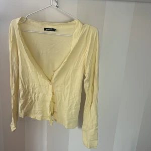 gul kofta - från gina tricot o i stl medium men skulle säga att den passar mellan storlekarna XS-M 🤍 Kan strykas innan postning!!