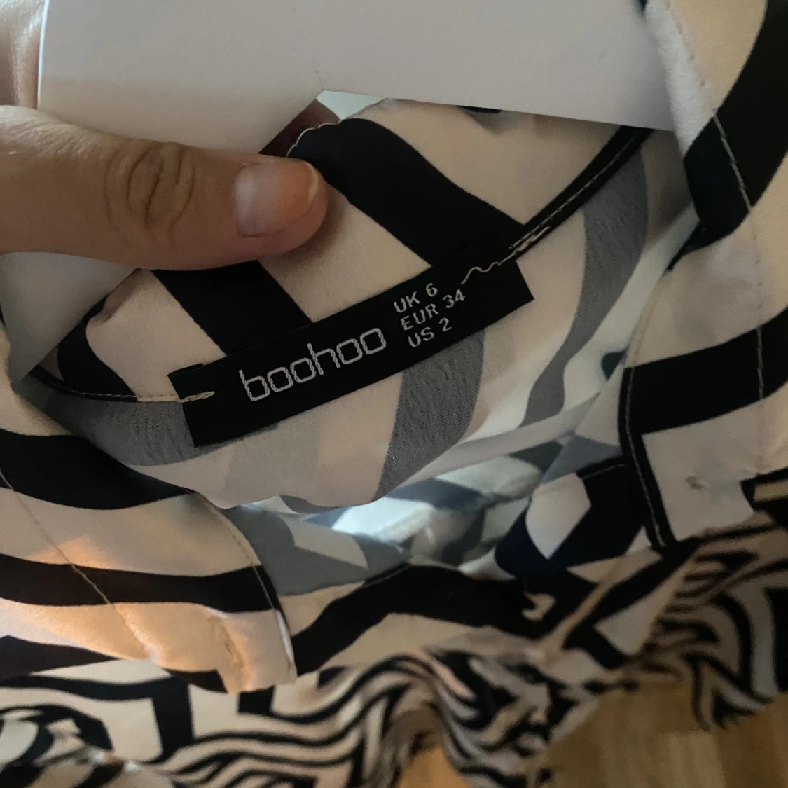 Mönstrad skjorta i silke.  - 91