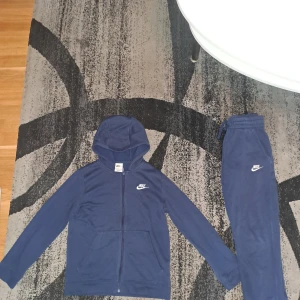 Nike tracksuit barn - Köpt i JD sport för ca 700kr.Stl M i barn.Säljer p.g.a att den är för liten annars är den perfekt utan något fel.Priset kan prutas.