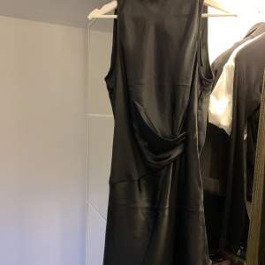 Skit snygg satin klänning med öppen rygg från Claire Rose kollektion med NA-KD!!❤️‍🔥❤️‍🔥 aldrig använd lapp och sånt kvar. Säljer då det blev fel storlek och hann inte skicka tillbaka.