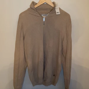 Beige halv Zipup  - Fet halv Zipup, aldrig använd med prislappen kvar  250kr+frakt 