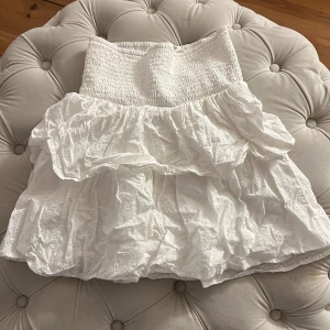Vit volangkjol - Supersöt vit volangkjol i storlek 158/164, men passar mig som har xs/s