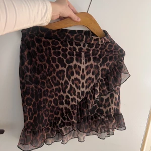 Kjol - Säljer min kjol då jag aldrig använder den. Fint skick och använd få gånger. Storlek S