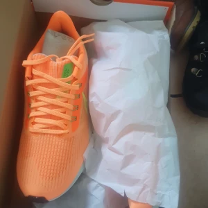 Nike skor - Säljer ett par riktigt sköna nike löpningsskor storlek 42 och öven helt nya och oanvända ovh inget fek pp dom. Ny pris ligger på 1,800 kr men jag säljer dem för 900 kr, pris går att diskutera.