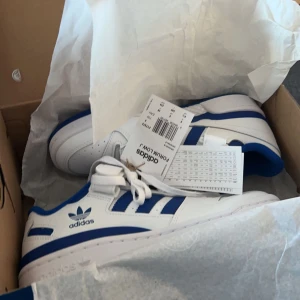 Adidas forum low - Hejj, säljer mina adidas forum low pga att jag inte riktigt använder de så mycket de är i nyskick och har inga skador. Köpta för 1200 säljer för 600, Kp för mer bilder. ❤️