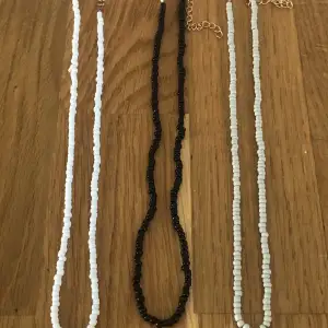 Tre olika pärlhalsband,köpta vid olika tillfällen men säljer dem tillsammans nu i tre-pack, färgerna är vit,svart och salvia grön!