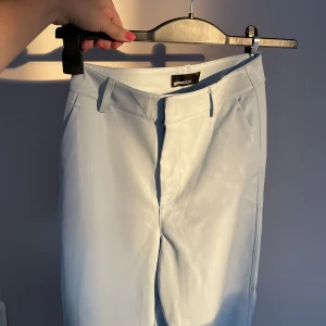 Ljusblåa läderbyxor Gina Tricog - Jättefina Ljusblåa läderbyxor från Gina. Tighta vid låren med lagom utsvängda ben. Säljs då för små för mig. Storlek 32