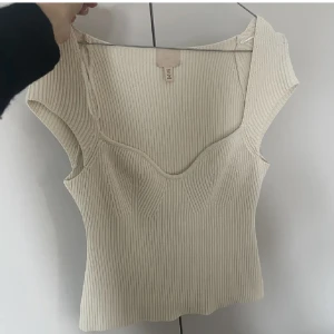 Ribbad topp hm - Super fin ribbad topp från hm, slutsåld och eftertraktad i storlek S, i topp skick utan defekter❤️lånade bilder men precis samma tröja, har tyvärr inga fler bilder 