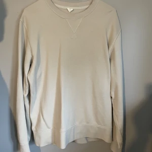 Arket sweatshirt  - Säljer nu min tröja från arket. Den är sparsamt använd och är i väldigt bra skick!