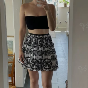 Zara kjol - Svart/vit kjol från Zara med dragkedja  Använd < 10ggr Bra skick 