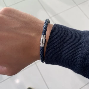 Läderarmband  - Snyggt läderarmband i färgen blå Sätts på med en magnet 21 cm