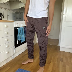Stone Island byxor - Hej! Säljer nu mina Stone Island byxor som bara är använda 2-3 gånger.   Jag är 188cm och de är i storlek L.  Nypris är 6700kr. Mitt pris är 1200kr.  Först till kvarn som gäller!
